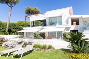 Κήπος έξω από το Aquamaris Design Suite & Spa