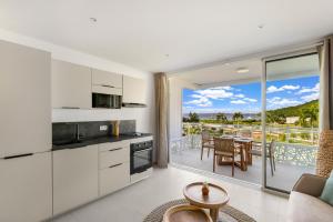 Køkken eller tekøkken på Anse Marcel Cove Suites