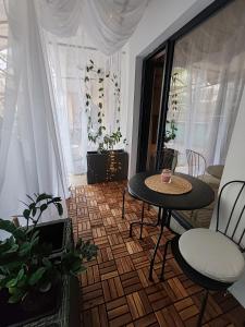 een woonkamer met een tafel en stoelen en een raam bij SOHO apartments in Boergas