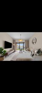 TV a/nebo společenská místnost v ubytování Prime location and security estate