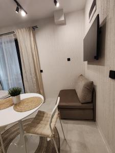 een kleine kamer met een tafel en een stoel bij SOHO apartments in Boergas