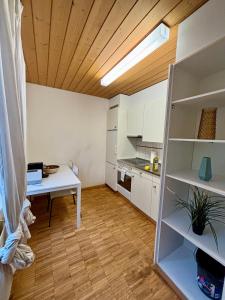 una cucina con una scrivania e un tavolo in una stanza di Zurich Style One Bedroom All Yours a Zurigo