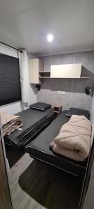 Zimmer mit 2 Etagenbetten in einem Zimmer in der Unterkunft Melfloto in Parentis-en-Born