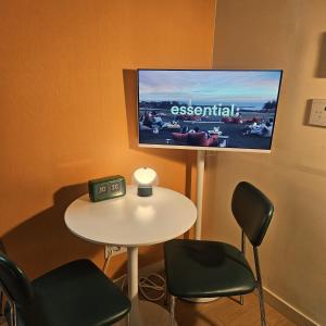 a room with a table and chairs and a tv at 부천역300m 코지하우스 in Sosa