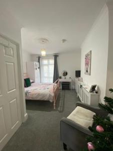 une chambre avec un lit, un bureau et une fenêtre dans l'établissement Chic & Cosy Studio Apartment, à Southampton