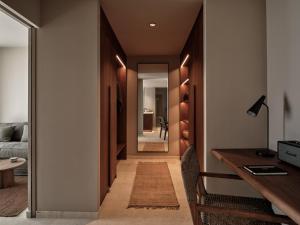 einen Flur mit einem Schreibtisch und einem Wohnzimmer in der Unterkunft OKU Andalusia in Alcaidesa