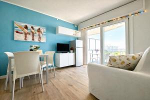 Et tv og/eller underholdning på Beach Front Apartment Sabbiadoro