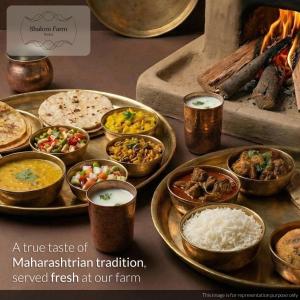 een tafel met veel verschillende soorten voedsel erop bij Shalom Farm, Karjat in Thākurvādi