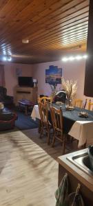 TV a/nebo společenská místnost v ubytování La Clé des Champs