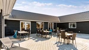 Bygningen som feriehuset ligger i + 21 billeder