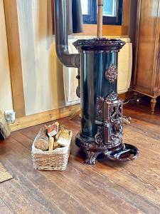 een ouderwetse blackendar bij Le chalet bucolique au bord de l'eau in Olivet