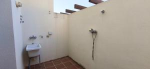 Et badeværelse på Residencial Marina de Port + 92 billeder