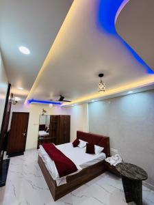 una camera da letto con un letto e un tavolo di Himtaara Hotel a Islāmnagar