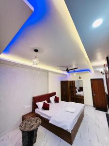 una camera con un letto e un soffitto blu di Himtaara Hotel a Islāmnagar 1 altra foto
