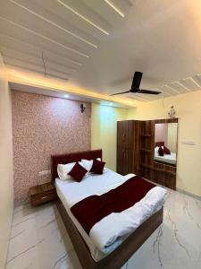 una camera da letto con un letto grande e uno specchio di Himtaara Hotel a Islāmnagar
