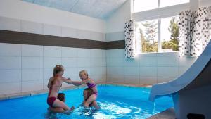eine Gruppe von Kindern, die im Pool spielen in der Unterkunft Villavilla #347 - Dueodde, Bornholm in Bedegård