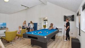 eine Gruppe von Personen in einem Zimmer mit Billardtisch in der Unterkunft Villavilla #347 - Dueodde, Bornholm in Bedegård