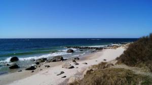 Ein Strand mit einem Haufen Steine im Wasser in der Unterkunft Villavilla #347 - Dueodde, Bornholm in Bedegård + 10 Fotos