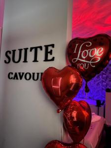 Aan de muur hangen drie rode harten. bij Luxury apartment - SUITE CAVOUR in Bari