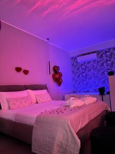 een slaapkamer met een bed met een paars plafond bij Luxury apartment - SUITE CAVOUR in Bari