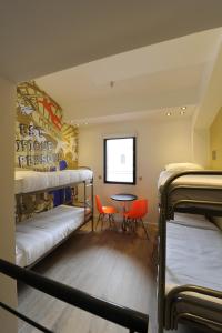 Cama o camas de una habitación en The 3 Ducks Eiffel Tower by Hiphophostels