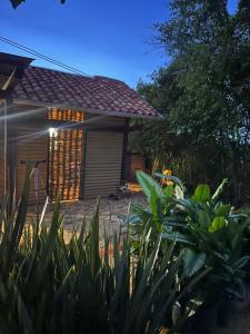 een huis met een tuin ervoor bij Hotel Ambil in Barichara