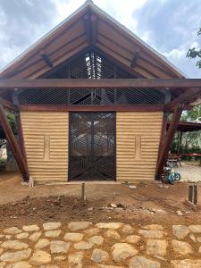 een groot gebouw met een grote poort erin. bij Hotel Ambil in Barichara