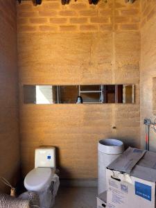 een badkamer met een toilet en een doos bij Hotel Ambil in Barichara