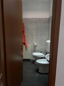een badkamer met 2 toiletten in een kamer bij Affittacamere Lively in Novara