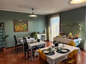 een eetkamer met twee tafels en stoelen bij Affittacamere Lively in Novara
