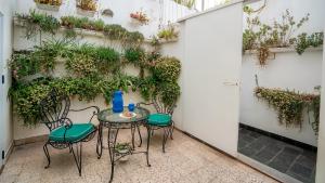 a patio with a table and chairs and plants at Dos Patios - Luz, tranquilidad y verde in La Plata
