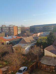 克拉约瓦Apartament Rovine的享有带房屋和汽车的城市美景