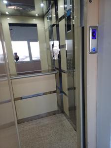 克拉约瓦Apartament Rovine的机场里装有玻璃门的电梯