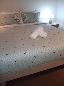 een bed met twee handdoeken erop bij Victoria Point Queen bed & Breakfast in Victoria Point