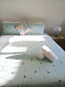 een bed met een witte handdoek erop bij Victoria Point Queen bed & Breakfast in Victoria Point