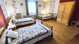 En eller flere senge i et værelse på Chez leontine