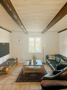 Χώρος καθιστικού στο Half-Timbered House From 1850 Near Kullaberg