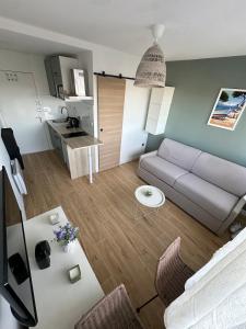 Kuchyň nebo kuchyňský kout v ubytování Studio cosy VUE MER au cœur des Sablettes