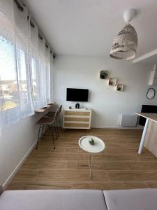TV a/nebo společenská místnost v ubytování Studio cosy VUE MER au cœur des Sablettes + 14 fotografií