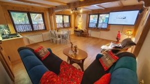 a living room with a blue couch and a table at Villa Poronianka in Poronin