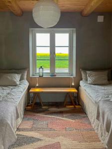 En eller flere senge i et værelse på Spacious House With Sea Views In Österlen