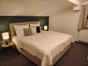 a bedroom with a large bed and two lamps at Goldberg-Aparts in Rauris