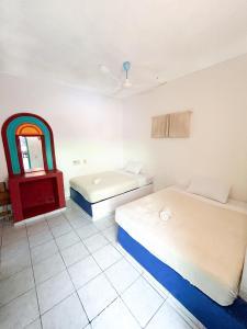 Cette chambre comprend 2 lits et une fenêtre. dans l'établissement Kaia Beach Hotel, à Puerto Escondido 19 autres photos