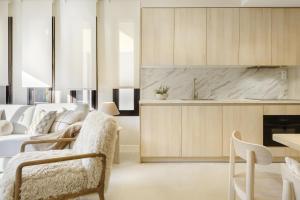 un soggiorno con un letto e una cucina di Cima Panticosa by BeValle a Panticosa