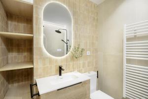 un bagno con lavandino e specchio di Cima Panticosa by BeValle a Panticosa Altre 31 foto