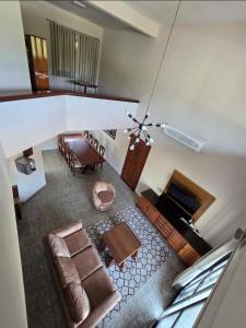 Draufsicht auf ein Wohnzimmer mit Sofa und Tisch in der Unterkunft Residencial Alter do Chao - Apartamento Duplex in Santarém + 12 Fotos