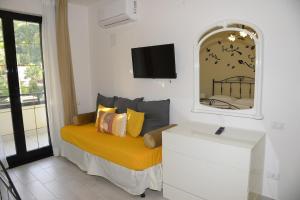 ein Wohnzimmer mit einer Couch und einem Spiegel in der Unterkunft Il Poeta - casa accogliente tra Amalfi e Cilento in Battipaglia