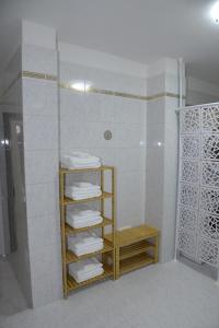 ein Badezimmer mit Dusche und einem Regal mit Handtüchern in der Unterkunft Il Poeta - casa accogliente tra Amalfi e Cilento in Battipaglia + 30 Fotos