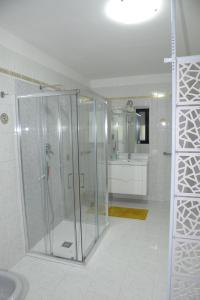 ein weißes Badezimmer mit Dusche und Waschbecken in der Unterkunft Il Poeta - casa accogliente tra Amalfi e Cilento in Battipaglia