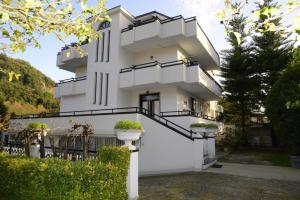 ein weißes Haus mit einer Treppe davor in der Unterkunft Il Poeta - casa accogliente tra Amalfi e Cilento in Battipaglia